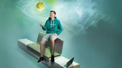 Grupa pracowników w duchu świetnej zabawy podnosi innego pracownika i świętuje jakieś jego osiągnięcie. 